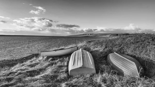 Красиве чорно-біле зображення ландшафту заходу сонця човнів, причаєних — стокове фото