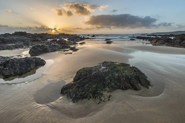Ohromující obraz západu slunce na šířku sladkovodní West Beach na Pemb — Stock fotografie
