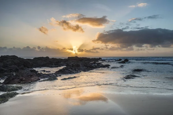 Splendida immagine paesaggio tramonto di acqua dolce West spiaggia su Pemb — Foto Stock