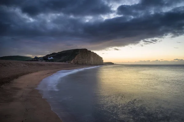 Krásné zářivé dlouhé expozice sunrise krajiny obraz západu — Stock fotografie