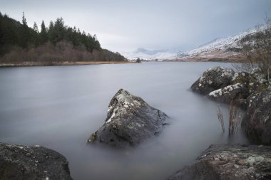 Llynnau Mymbyr Snowdonia içinde güzel kış manzara görüntüsü 