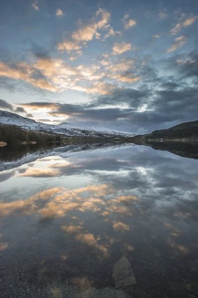 Prachtige zonsopgang landschap afbeelding in de Winter van de Cwellyn van de Llyn in Sn — Stockfoto