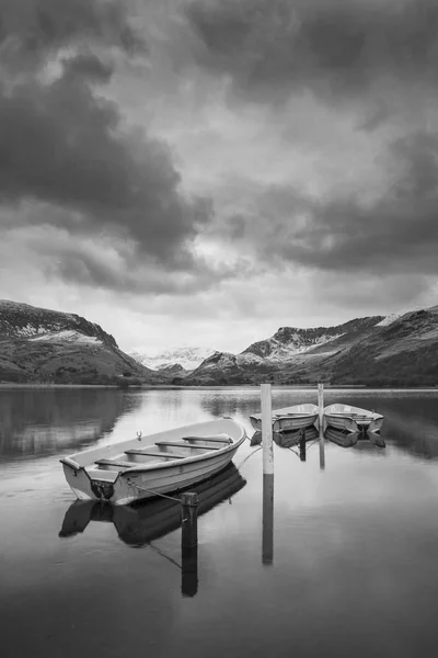 Beautiful  black and white Winter landscape image of Llyn Nantll — Stock Photo, Image