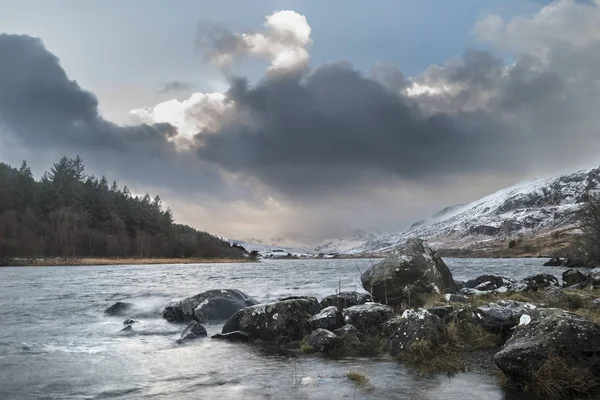 Belle image de paysage d'hiver de Llynnau Mymbyr à Snowdonia — Photo