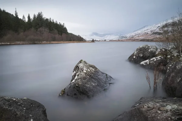 Belle image de paysage d'hiver de Llynnau Mymbyr à Snowdonia — Photo