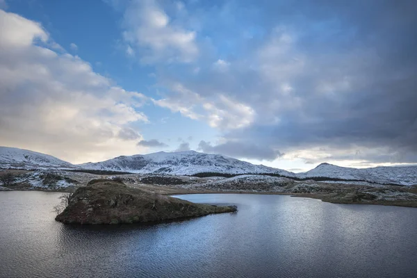 Belle exposition longue Image de paysage d'hiver de Llyn y Dywarch — Photo