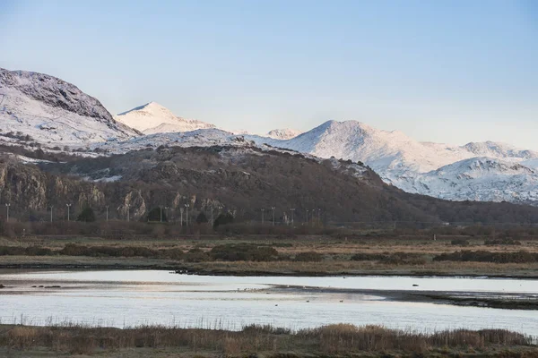 Beautiful Winter sunrise landscape image of Mount Snowdon and ot — Stock Photo, Image