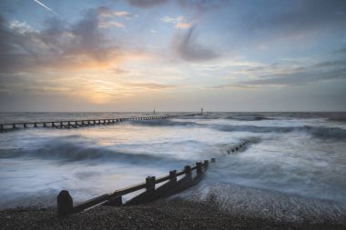Güzel dramatik fırtınalı manzara resim üzerine çökmesini dalgaları