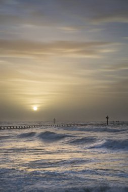 Güzel dramatik fırtınalı manzara resim üzerine çökmesini dalgaları