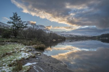 Kış Llyn Cwellyn Sn içinde çarpıcı gündoğumu manzara resim