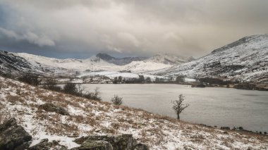 Llynnau Mymbyr Snowdonia içinde güzel kış manzara görüntüsü 