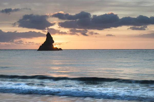 Hermosa salida del sol landsdcape de idílico Broadhaven Bay playa en — Foto de Stock