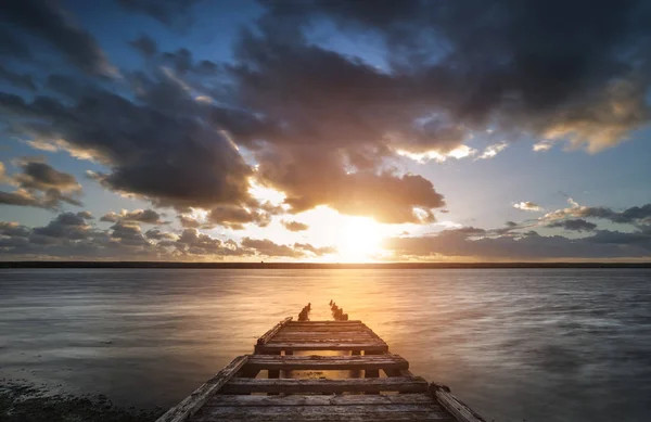 Belle image de paysage de coucher de soleil vibrant de la lagune de la flotte à Dors — Photo