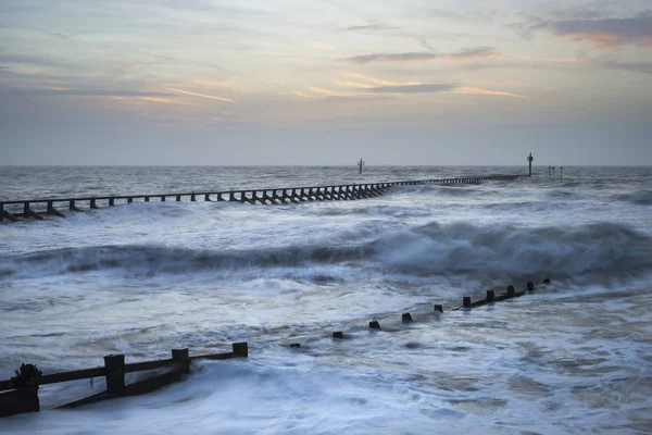 Красивый драматический штормовой пейзаж изображения волн, падающих на — стоковое фото