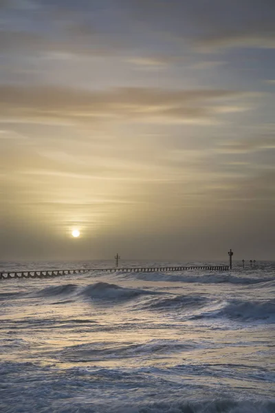 Красивый драматический штормовой пейзаж изображения волн, падающих на — стоковое фото