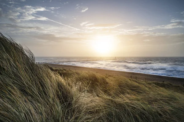 Hermosa imagen del paisaje del amanecer del sistema de dunas de arena sobre la playa —  Fotos de Stock