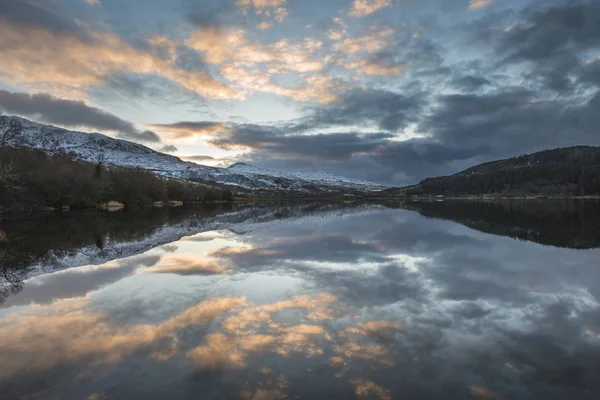 Splendida immagine del paesaggio alba in inverno di Llyn Cwellyn in Sn — Foto Stock