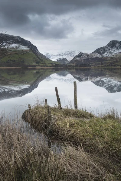 Όμορφη εικόνα του τοπίου χειμώνα του Llyn Nantlle σε Snowdonia Na — Φωτογραφία Αρχείου