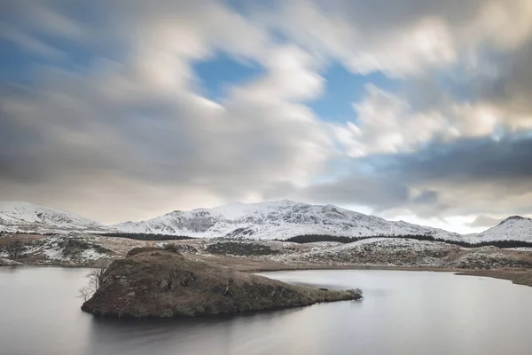 Bela exposição longa Inverno imagem da paisagem de Llyn y Dywarch — Fotografia de Stock