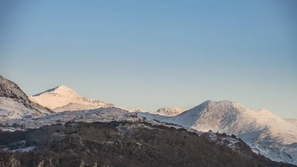 Bela paisagem do nascer do sol de inverno imagem do Monte Snowdon e ot — Fotografia de Stock