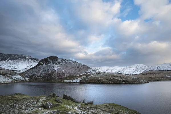 Belle exposition longue Image de paysage d'hiver de Llyn y Dywarch — Photo