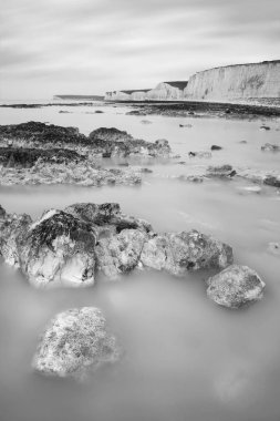 Muhteşem siyah beyaz uzun pozlama manzara resim düşük ti