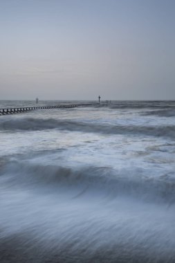 Güzel dramatik fırtınalı manzara resim üzerine çökmesini dalgaları