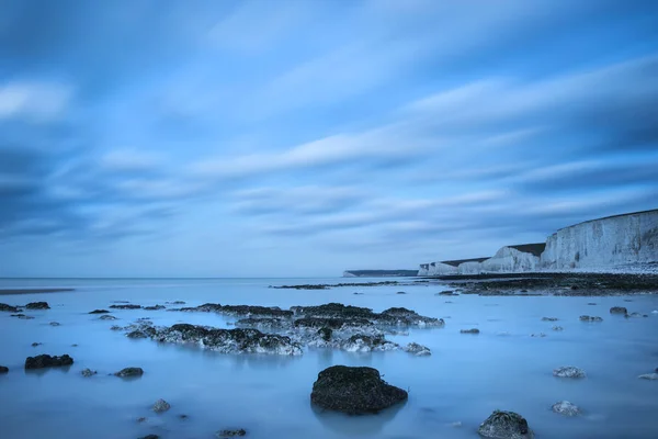 Impresionante imagen de paisaje de larga exposición de la playa de marea baja con ro —  Fotos de Stock
