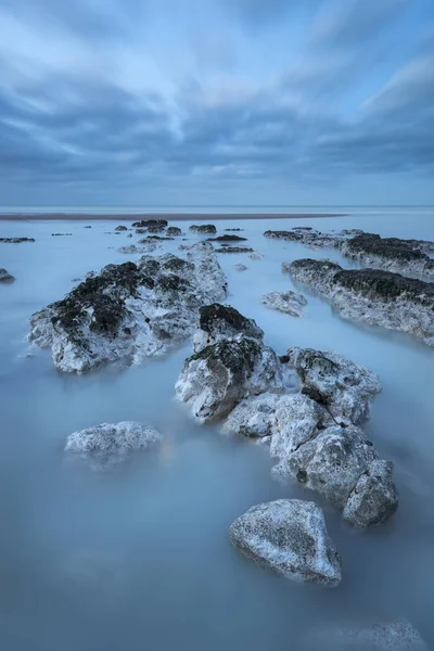 Приголомшливе довге експозиційне пейзажне зображення пляжу з низьким припливом — стокове фото