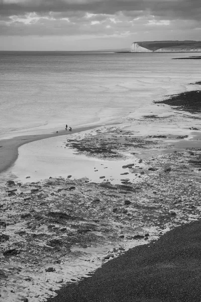 Impresionante imagen de paisaje de exposición larga en blanco y negro de baja ti — Foto de Stock