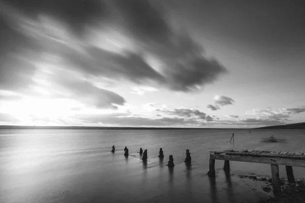 Prachtige zwart-wit zonsondergang landschap foto van vloot lagune — Stockfoto