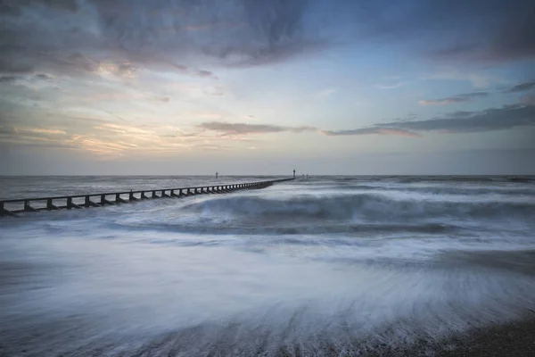Hermosa imagen dramática del paisaje tormentoso de las olas estrellándose contra —  Fotos de Stock