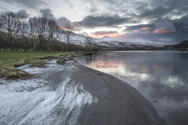 Sn에 Llyn Cwellyn 겨울에에서 아름 다운 일출 풍경 이미지 — 스톡 사진