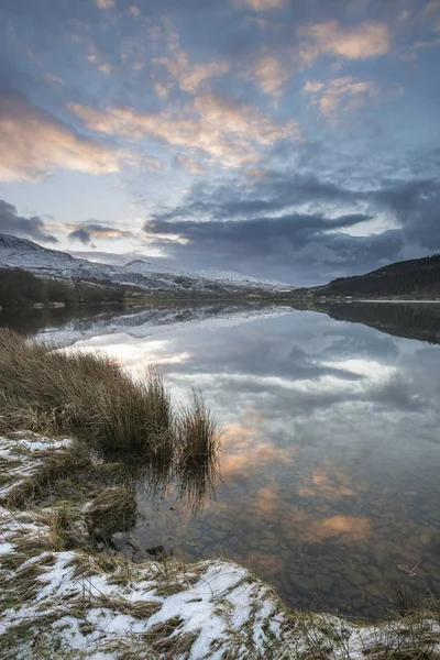 Stunning sunrise landscape image in Winter of Llyn Cwellyn in Sn — Stock Photo, Image