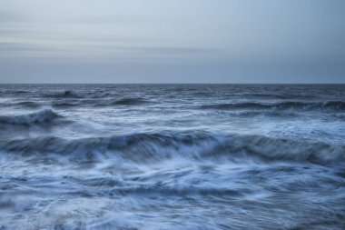 Güzel dramatik fırtınalı manzara resim üzerine çökmesini dalgaları