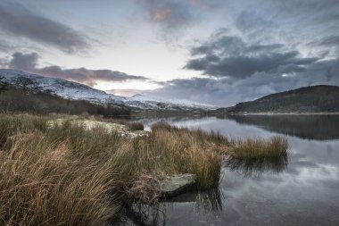 Kış Llyn Cwellyn Sn içinde çarpıcı gündoğumu manzara resim
