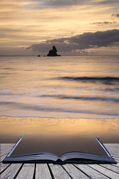 Beautiful sunrise landsdcape of idyllic Broadhaven Bay beach on — Stock Photo, Image