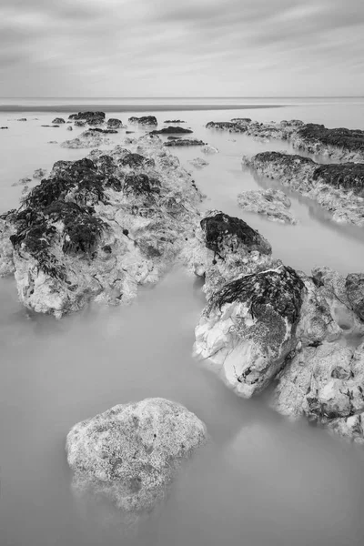 Impresionante imagen de paisaje de exposición larga en blanco y negro de baja ti —  Fotos de Stock