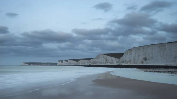 Superbe longue exposition paysage image de la plage de marée basse avec ro — Photo