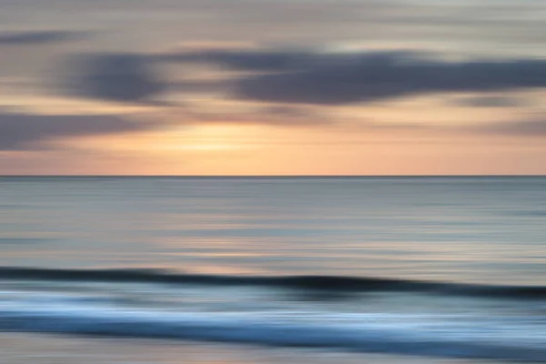 Όμορφη μεγάλη έκθεση θαμπάδα sunrise landsdcape ειδυλλιακό ευρύ — Φωτογραφία Αρχείου