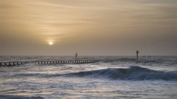 Hermosa imagen dramática del paisaje tormentoso de las olas estrellándose contra —  Fotos de Stock