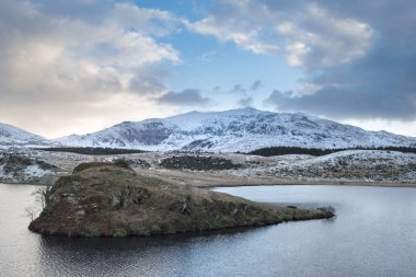 Güzel uzun pozlama kış manzara görüntüsünü Llyn y Dywarch