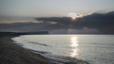 Güzel canlı gündoğumu plaj manzara dalgalar üzerinde kırma ile