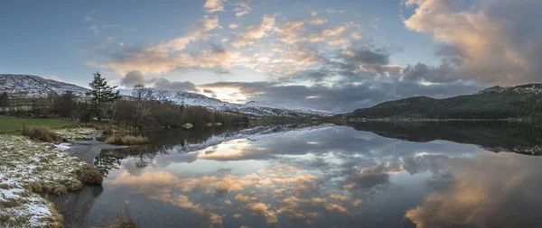 Superbe image de paysage au lever du soleil en hiver de Llyn Cwellyn dans le Sn — Photo