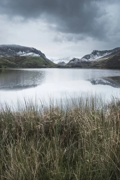 Hermosa imagen de paisaje de invierno de Llyn Nantlle en Snowdonia Na — Foto de Stock
