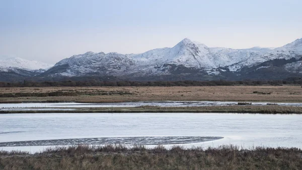 Vackra vinter soluppgång landskapet bilden av Mount Snowdon och ot — Stockfoto