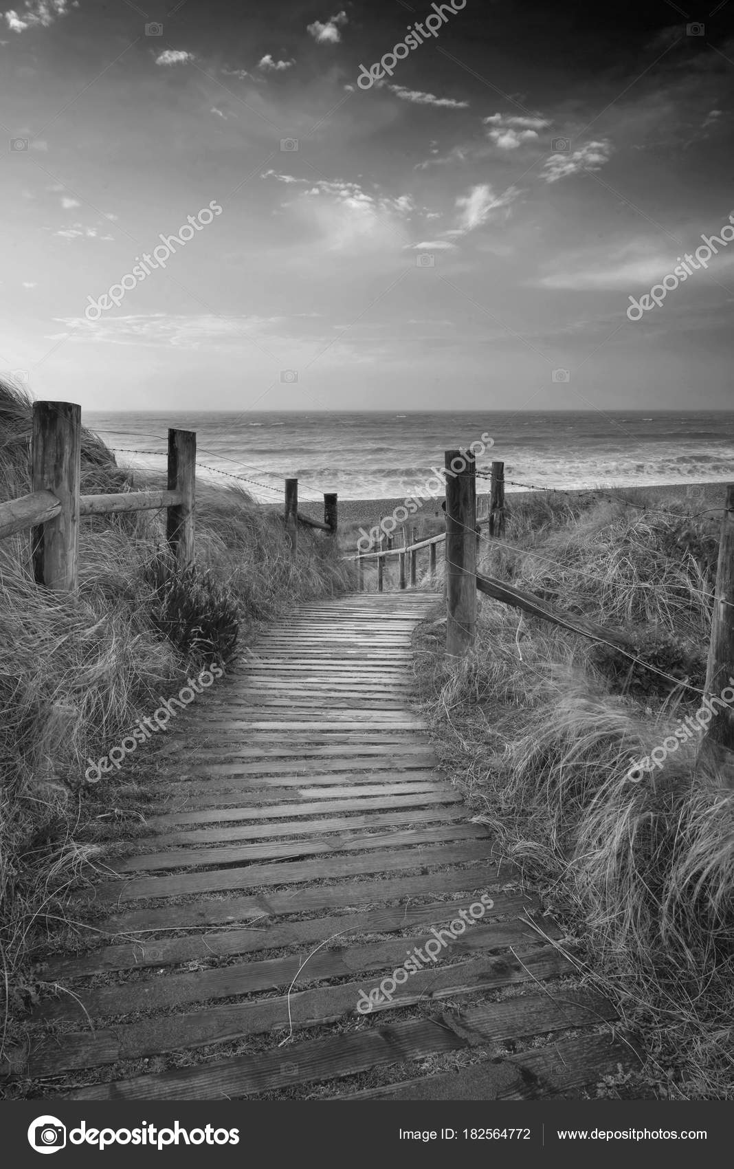 Belle image de paysage de lever de soleil noir et blanc de dunes de sable —  Photo de stock par ©Veneratio - 182564772, image size:1068x1700