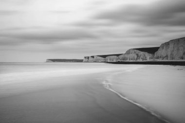 Muhteşem siyah beyaz uzun pozlama manzara resim düşük ti