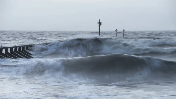 Hermosa imagen dramática del paisaje tormentoso de las olas estrellándose contra —  Fotos de Stock