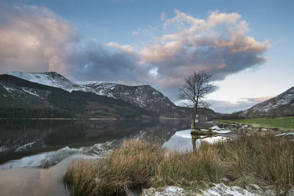 Sn の Llyn Cwellyn の冬の日の出風景イメージを見事な — ストック写真